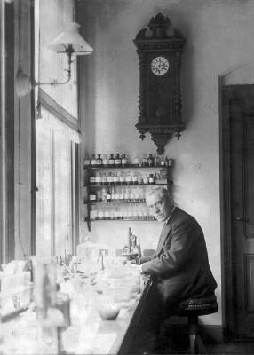 Мартин Бейеринк в своей лаборатории в 1921 году